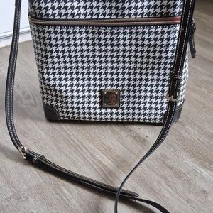 Dooney & Bourke Houndstooth Crossbody Purse Black White Fabric Leather Trim Zip